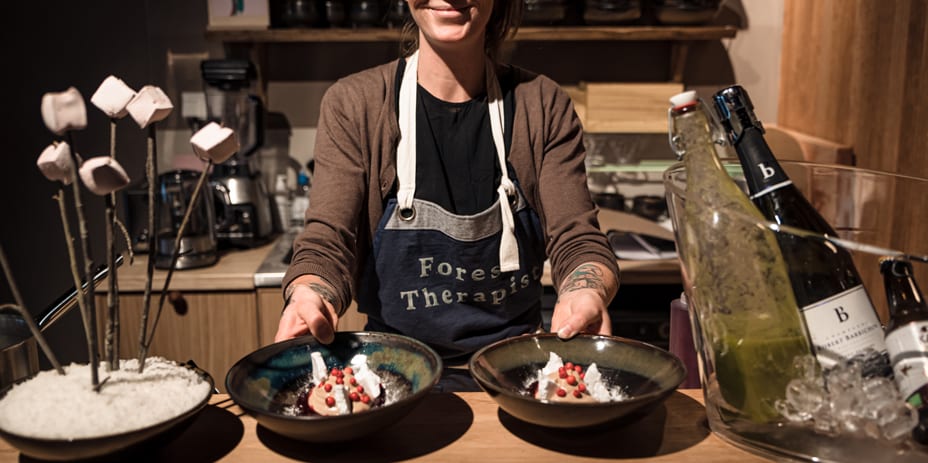 Liikkeen sisällä toimiva Mushroom Bar tarjoaa keittolounaan lisäksi pakuri-sikuricappuccinoa. Jälkiruoaksi voi maistella tikussa paistettuja vaahtokarkkeja tai villiruusumustikkasmoothieta. 