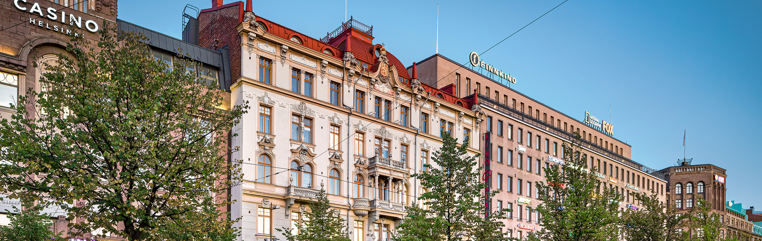 Fennia-korttelin julkisivusta löytyy eri aikakauden rakennuksia.