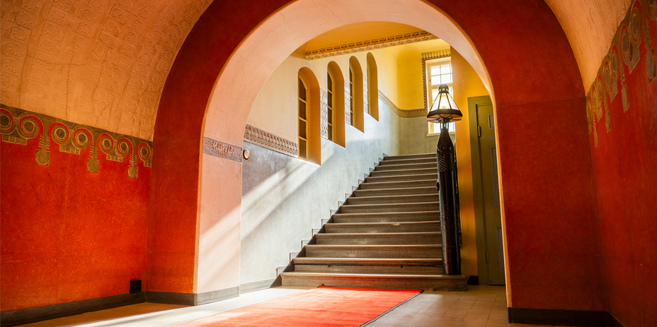 Korkeavuorenkatu 35 -kiinteistön historiallinen aulatila koristemaalauksineen. 