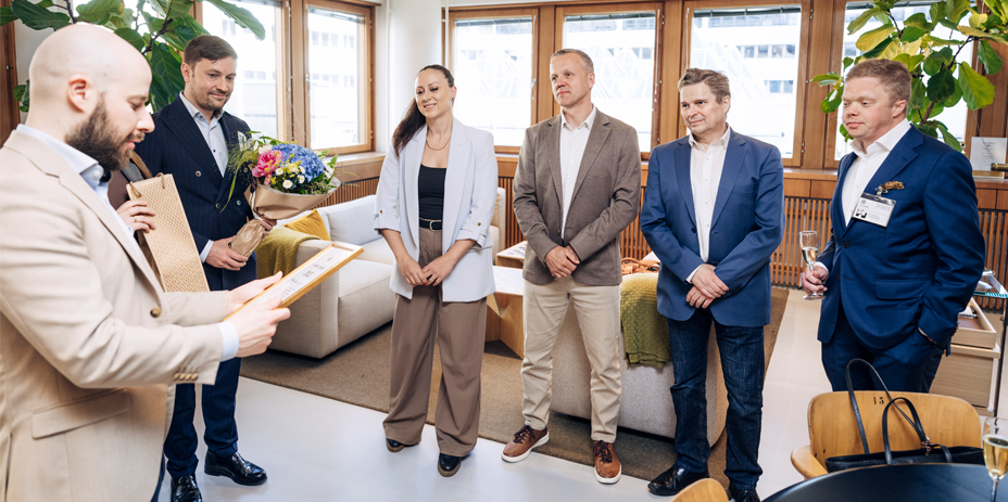 Tuloskiinteistöt Oy:n ja Spondan ammattilaiset yhteiskuvassa.